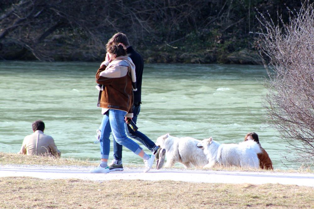 Fuß an Fuß an der grünen Isar