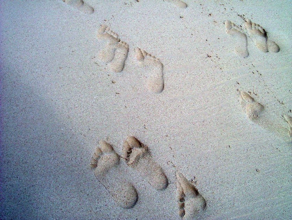 Fußabdrücke am Strand