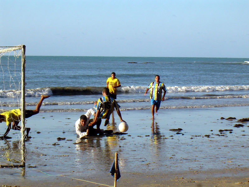 Fussbal lam Strand von Brasilien