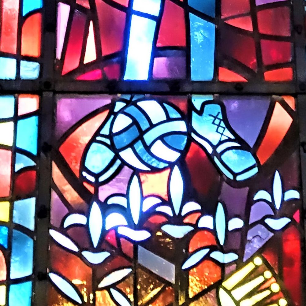 Fussball als Thema im Kirchenfenster der St. Joseph Kirche in Gelsenkirchen