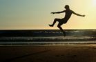 Fussball am Strand von Michael Steinborn