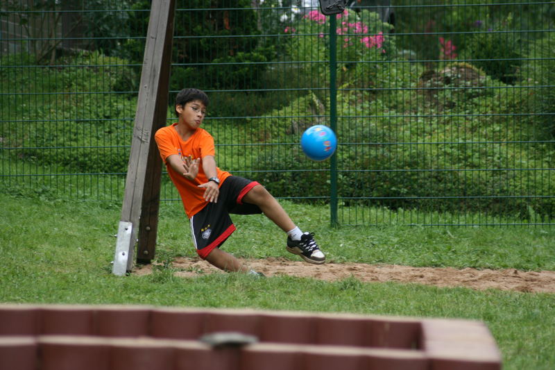 Fußball auf dem Spielplatz