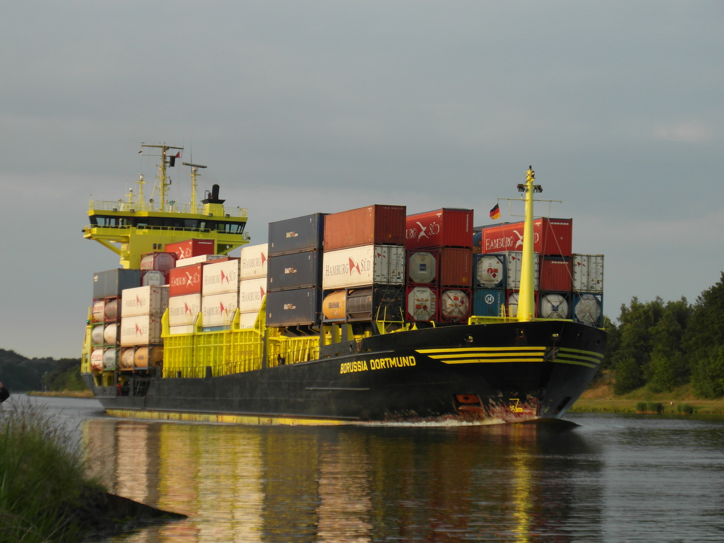 Fußball auf dem Wasser - Container-Feeder BORUSSIA DORTMUND