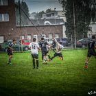 Fussball foul im Strömenden Regen