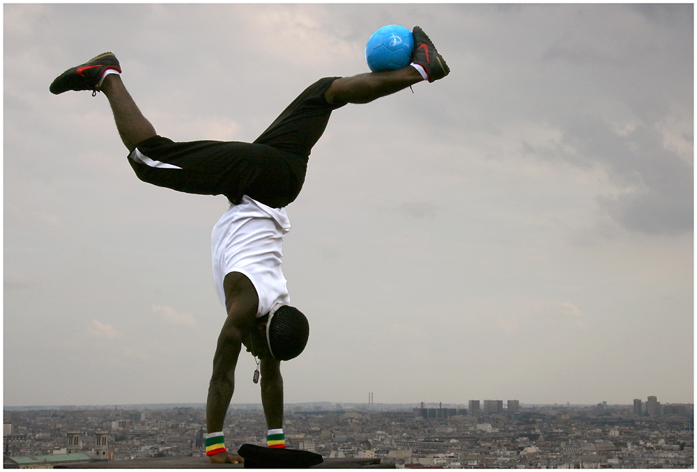 Fußball-Freestyler über den Dächern von Paris