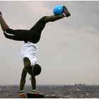 Fußball-Freestyler über den Dächern von Paris