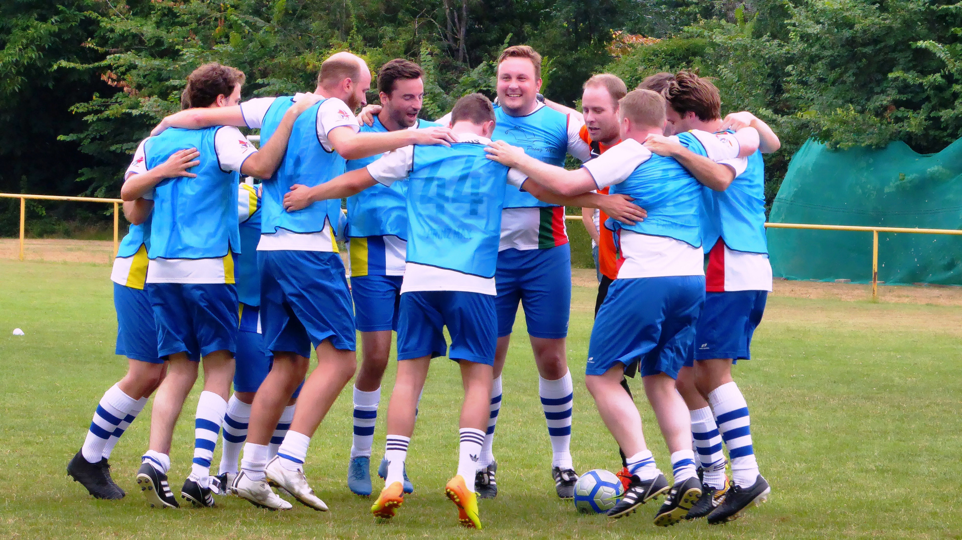 Fußball, gemeinsam spielen.