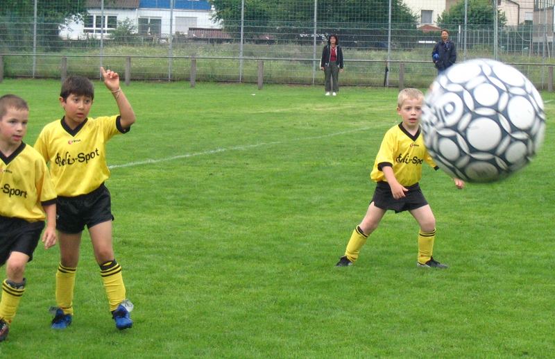 Fußball im Fliegen von Clemens Bächle