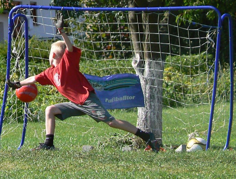 Fußball in Nachbars-Garten