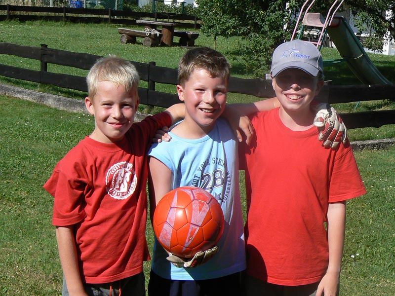 Fußball in Nachbars-Garten (2)