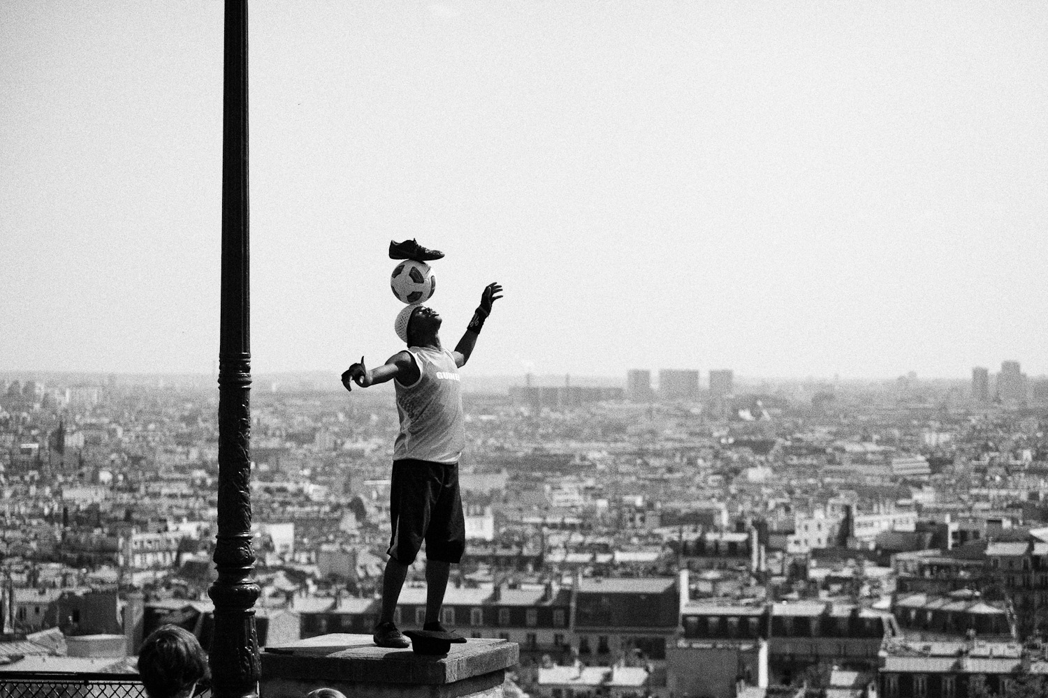 Fussball Jongleur vor Sacre Coeur in Paris