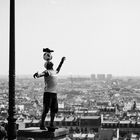 Fussball Jongleur vor Sacre Coeur in Paris