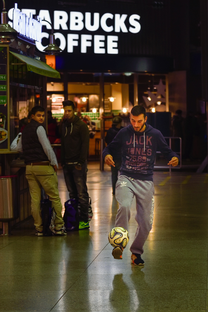 Fußball kann man überall spielen ... (V2)