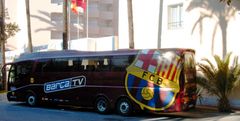 Fußball: Mannschaftsbus des FC Barcelona