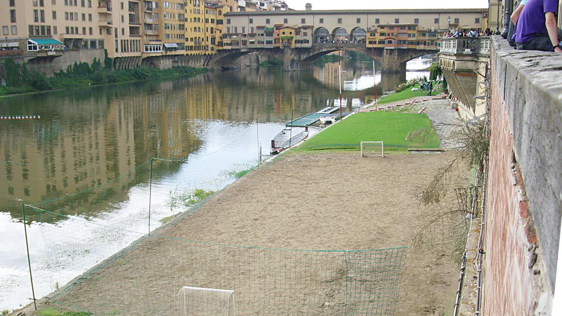 Fussball-Spezialtrainingsplatz an der Ponte Vecchio - Florenz