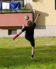 Fußball spielen geht auch mit einem Gipsarm