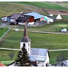 Fussball zwischen zwei Kirchen