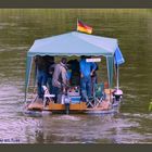 Fußballfans auf der Weser