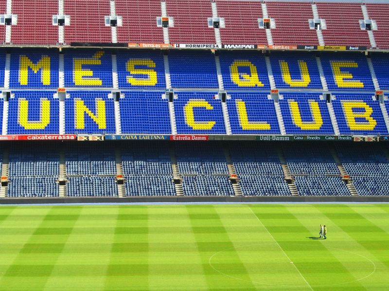 Fußballstadion Barcelona/ Man beachte die zwei Männer
