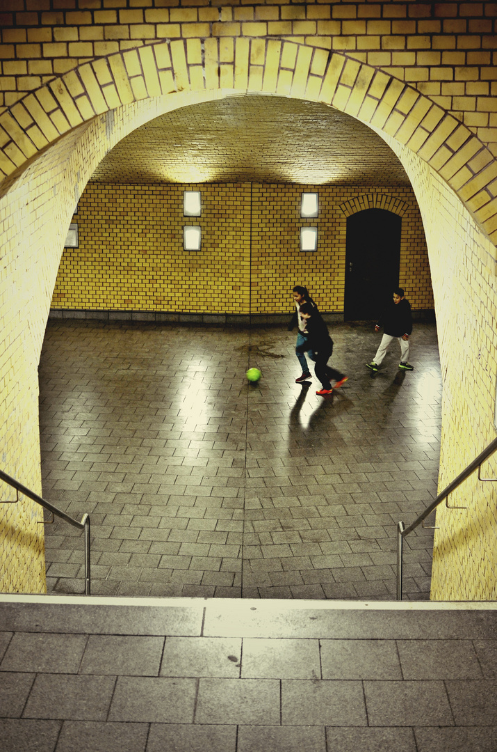 Fußballtraining im S-Bahnhof II