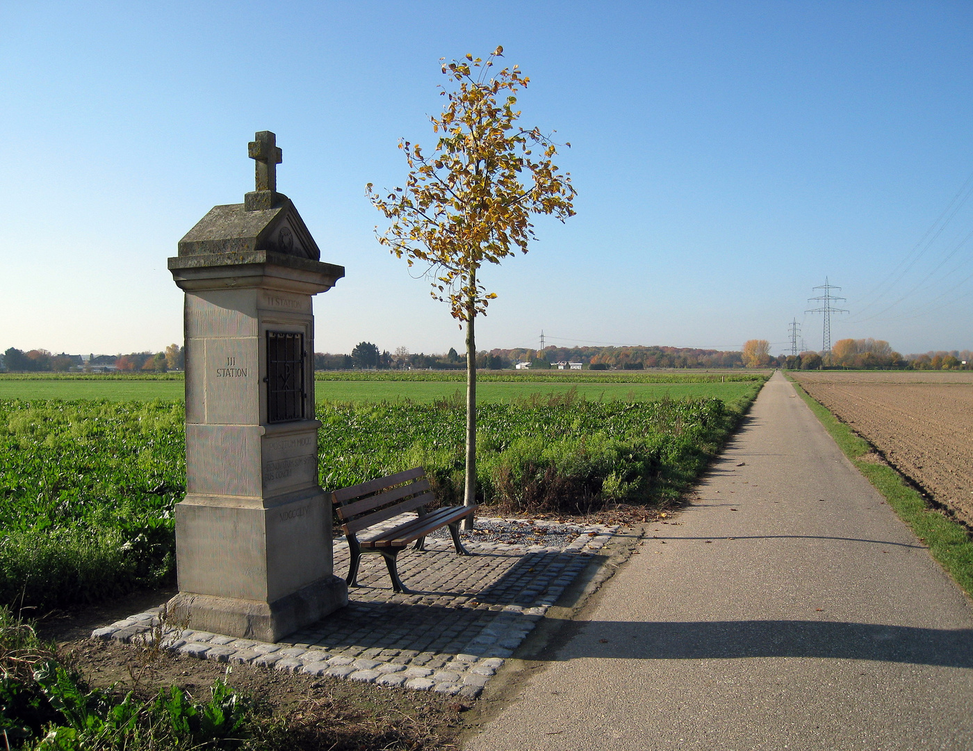 Fußfall mit Bank in der Herbstlandschaft ...