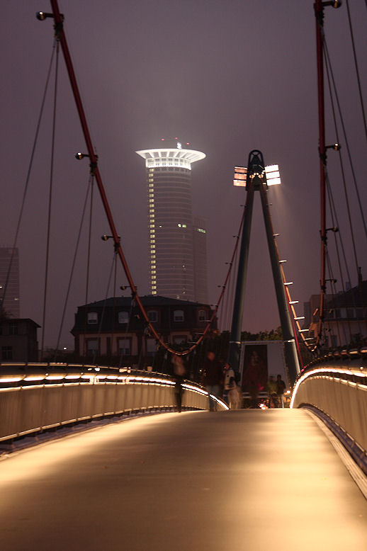 Fußgänger Brücke über den Main