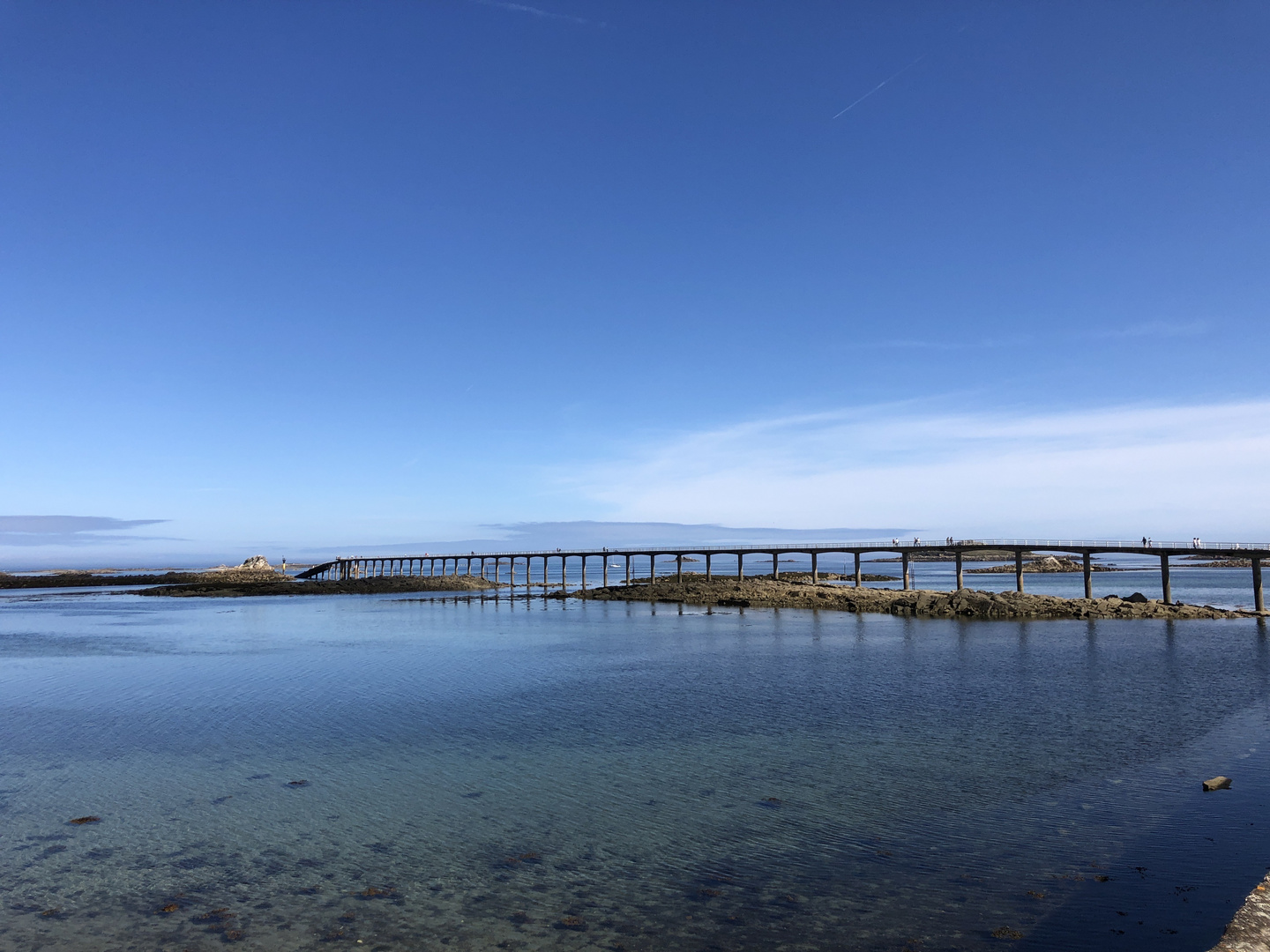 Fußgänger Brücke zum Shuttleboot auf die kleine Insel Batz.