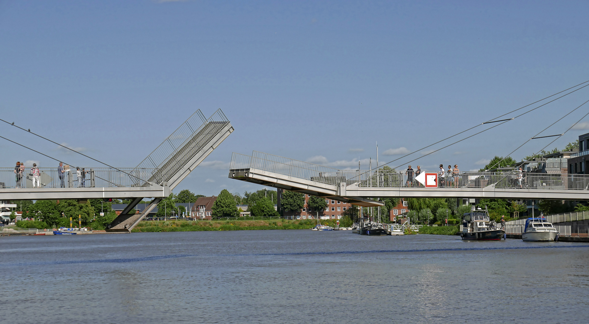 Fußgänger-Klappbrücke im Hafen von Leer (Ostfriesland)