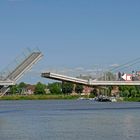 Fußgänger-Klappbrücke im Hafen von Leer (Ostfriesland)