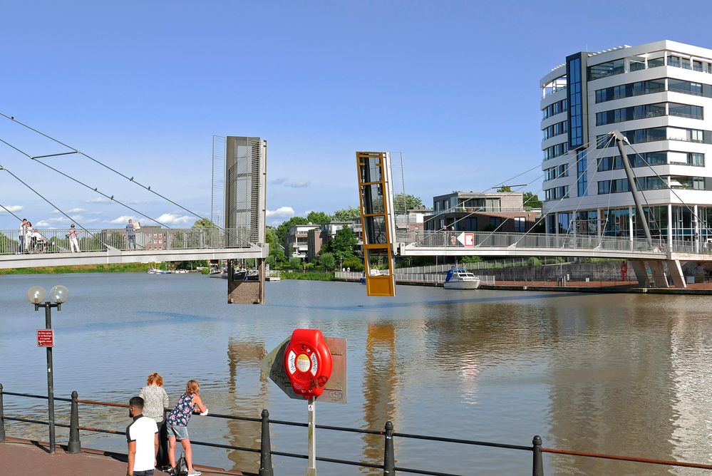 Fußgänger-Klappbrücke im Hafen von Leer (Ostfriesland)