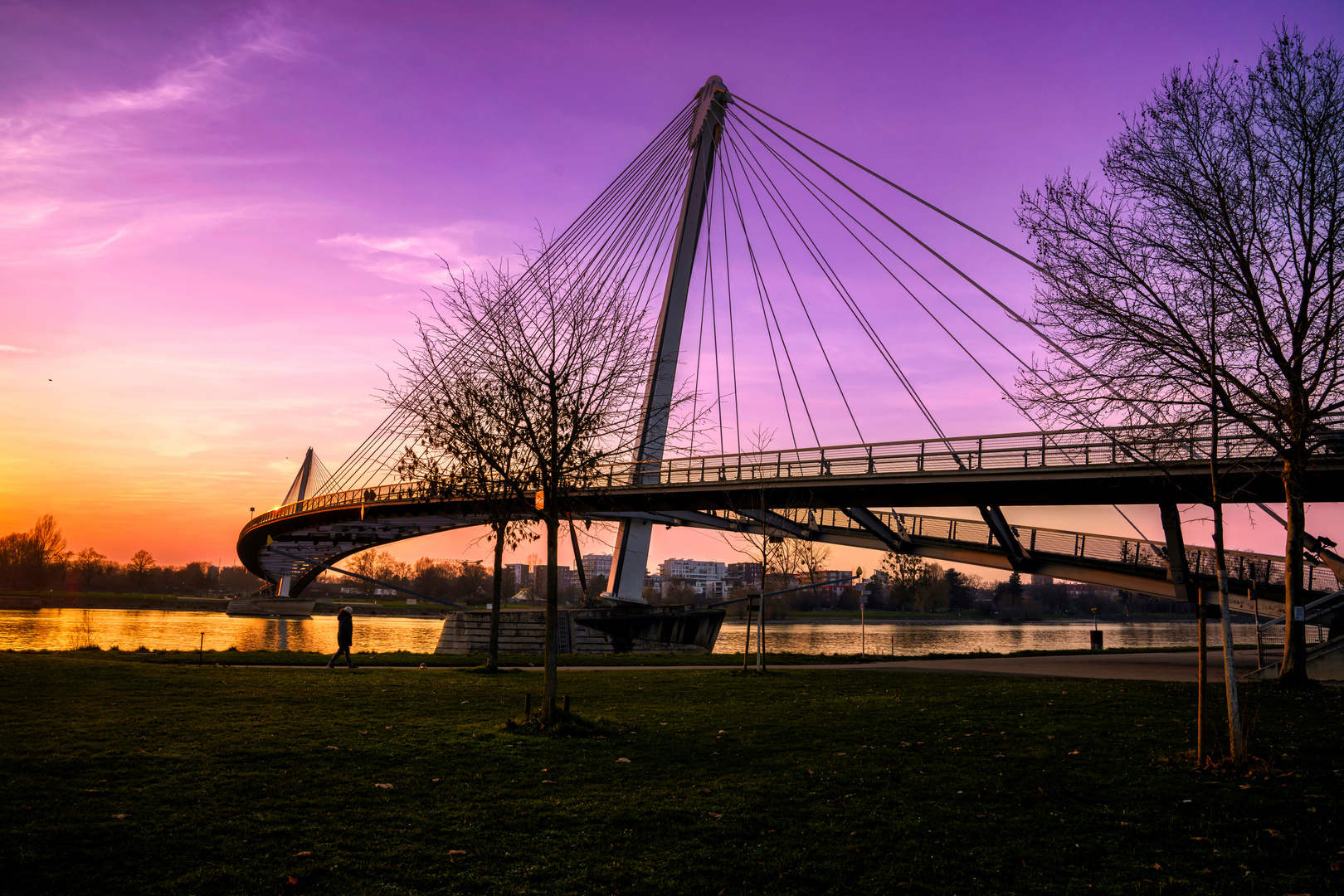 Fußgänger Rheinbrücke der zwei Ufer in Kehl