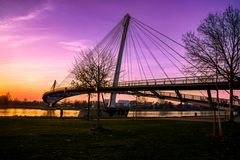 Fußgänger Rheinbrücke der zwei Ufer in Kehl