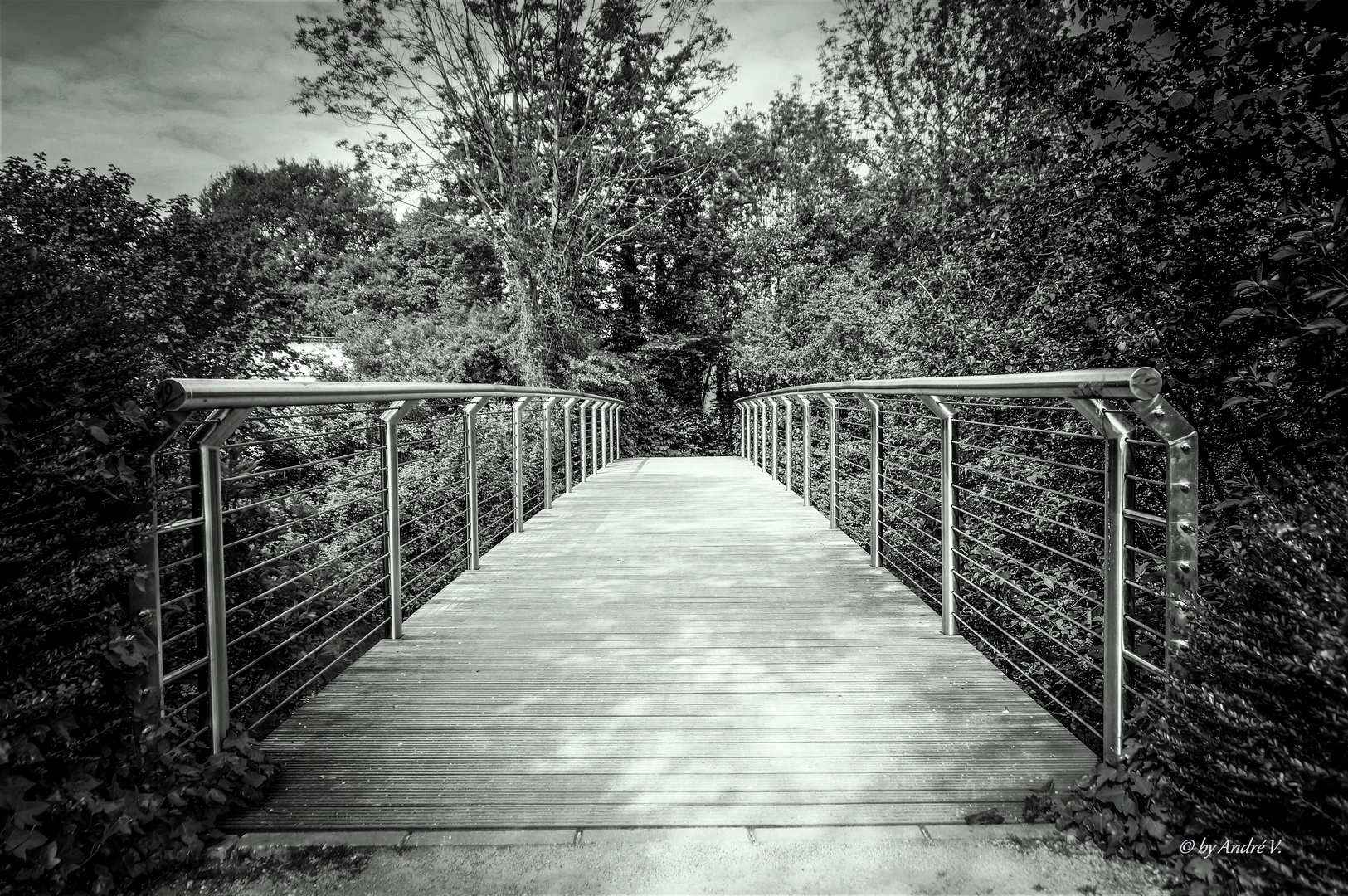 Fußgänger-und Fahrradbrücke über der Erft in Grevenbroich