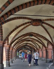 Fußgänger unter der U-Bahn