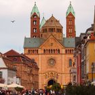 Fußgänger vor einer imperialen Kirche