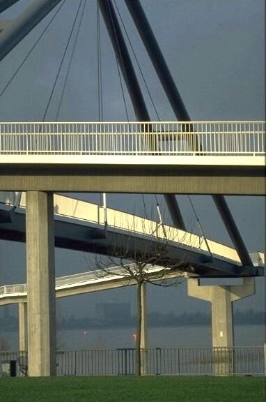 Fußgängerbrücke am Düsseldorfer Hafen