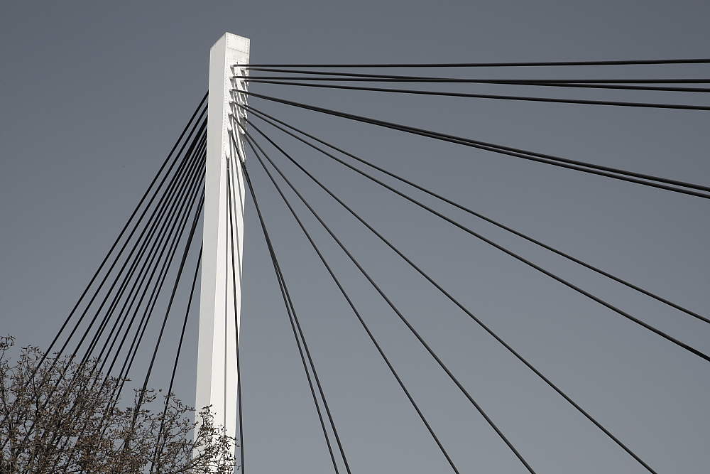 Fußgängerbrücke an der Neckarpromenade in Mannheim