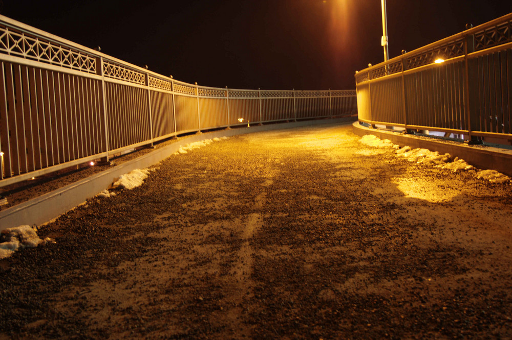 Fußgängerbrücke aus ungewohnter Perspektive