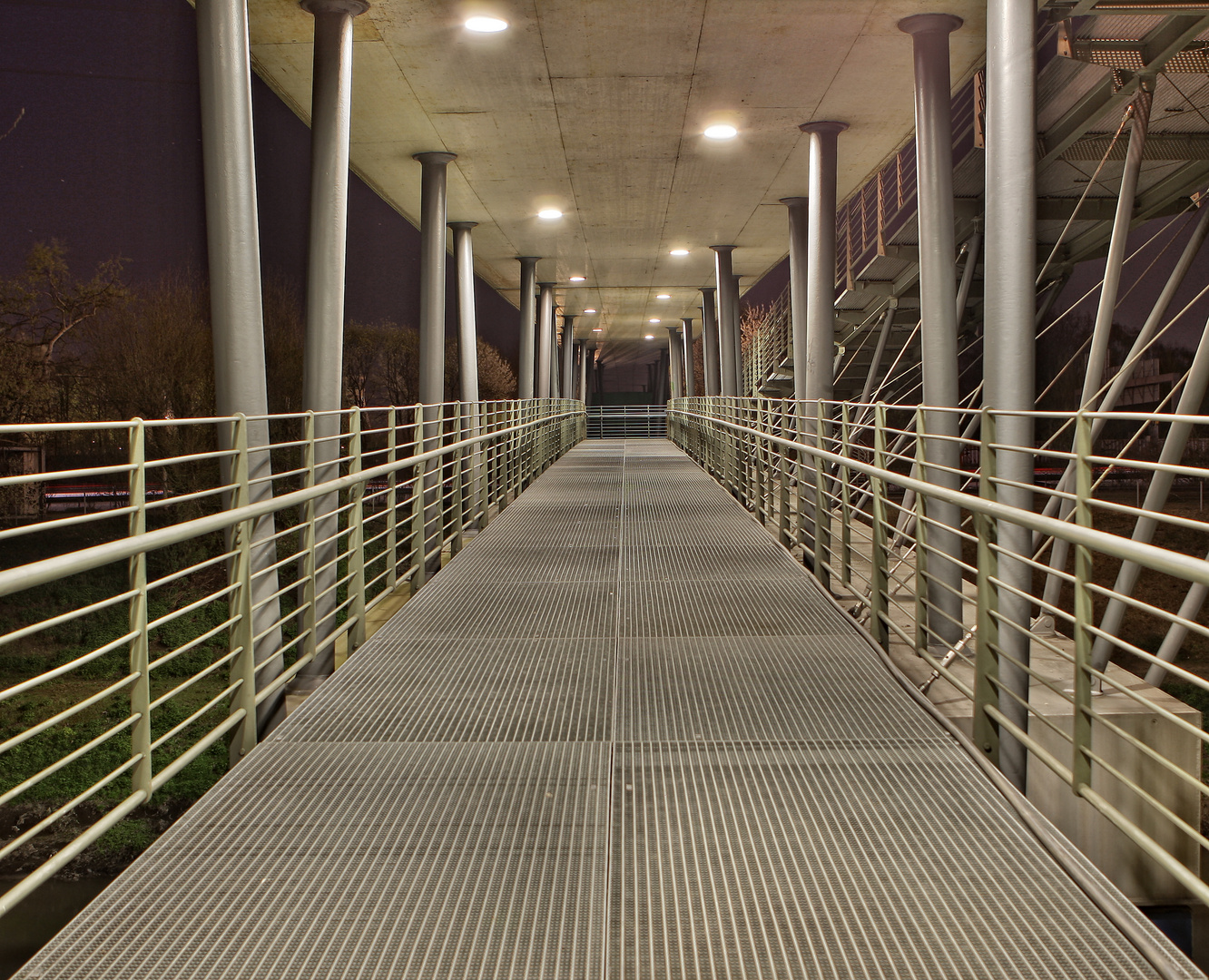 Fußgängerbrücke bei Nacht