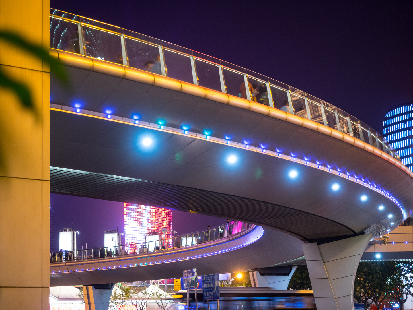 Fussgängerbrücke bei Nacht