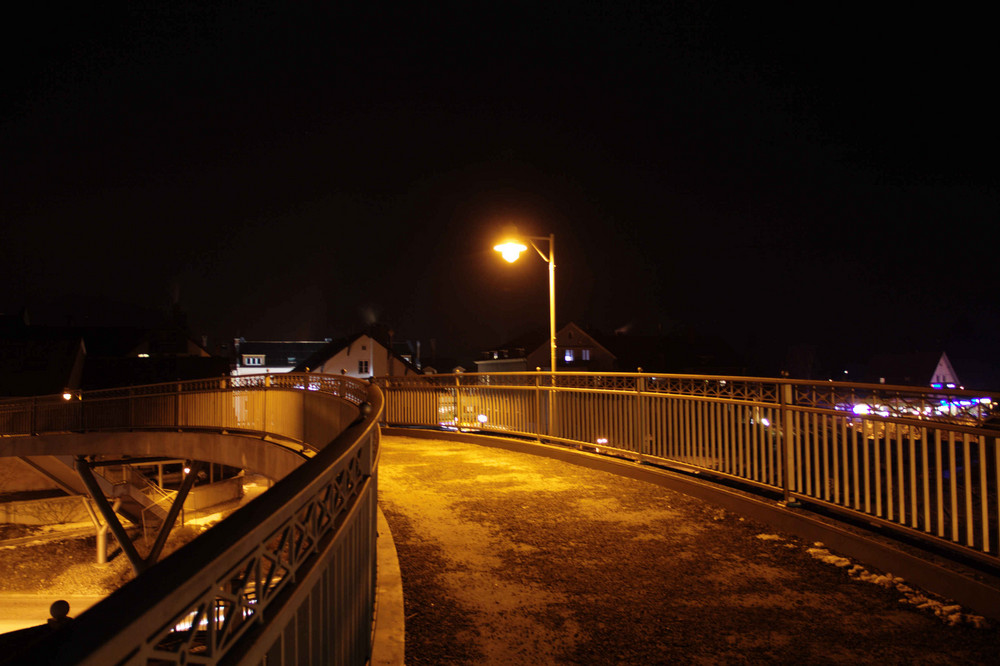 Fußgängerbrücke bei Nacht