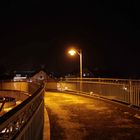 Fußgängerbrücke bei Nacht