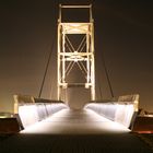 Fußgängerbrücke bei Nacht