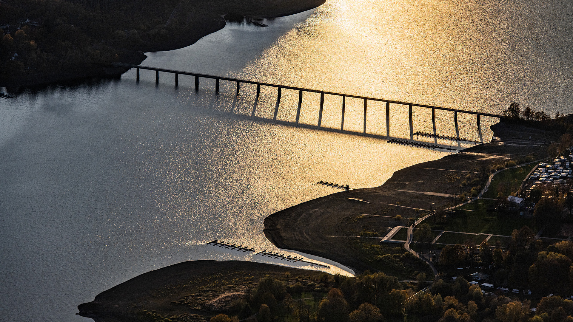 Fußgaengerbruecke im abendlichen Gegenlicht