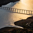 Fußgaengerbruecke im abendlichen Gegenlicht