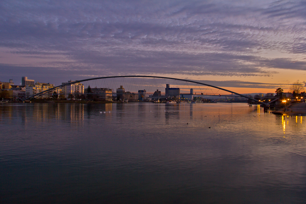 Fussgängerbrücke im Dreiländereck CH, D, F - ein Blick wie in der Grosstadt