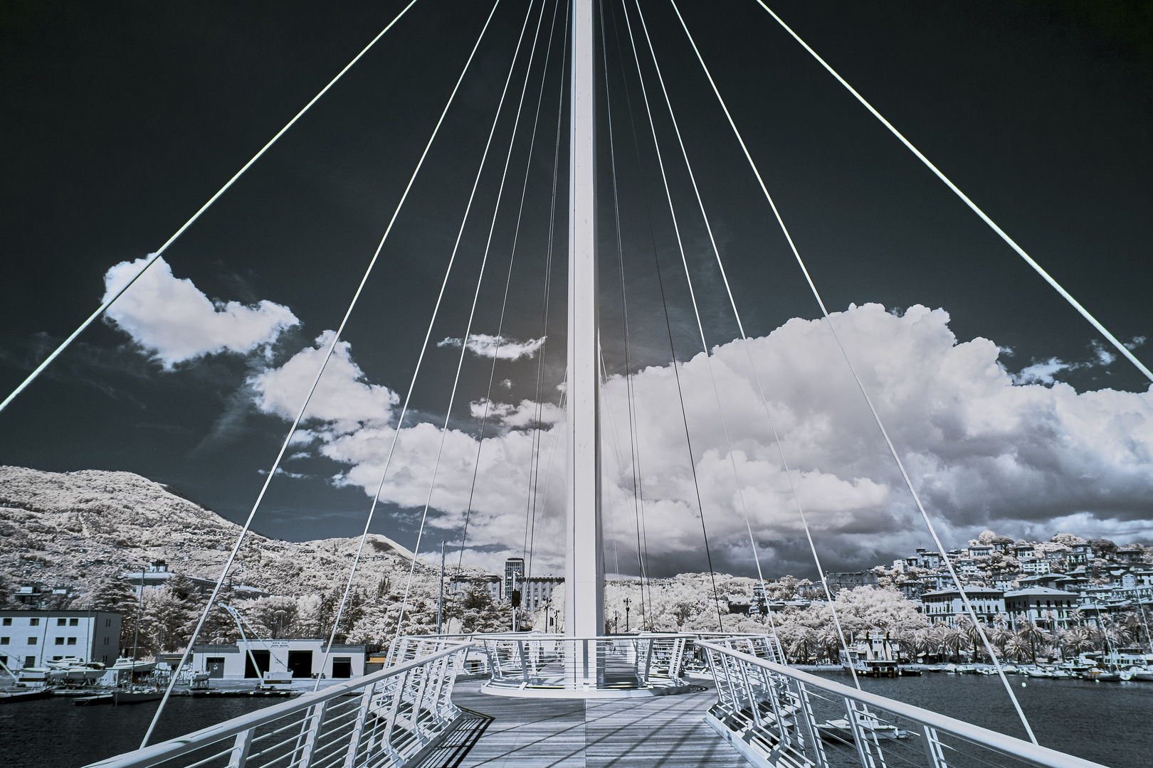 Fußgängerbrücke im Hafen von La Spezia, Italien