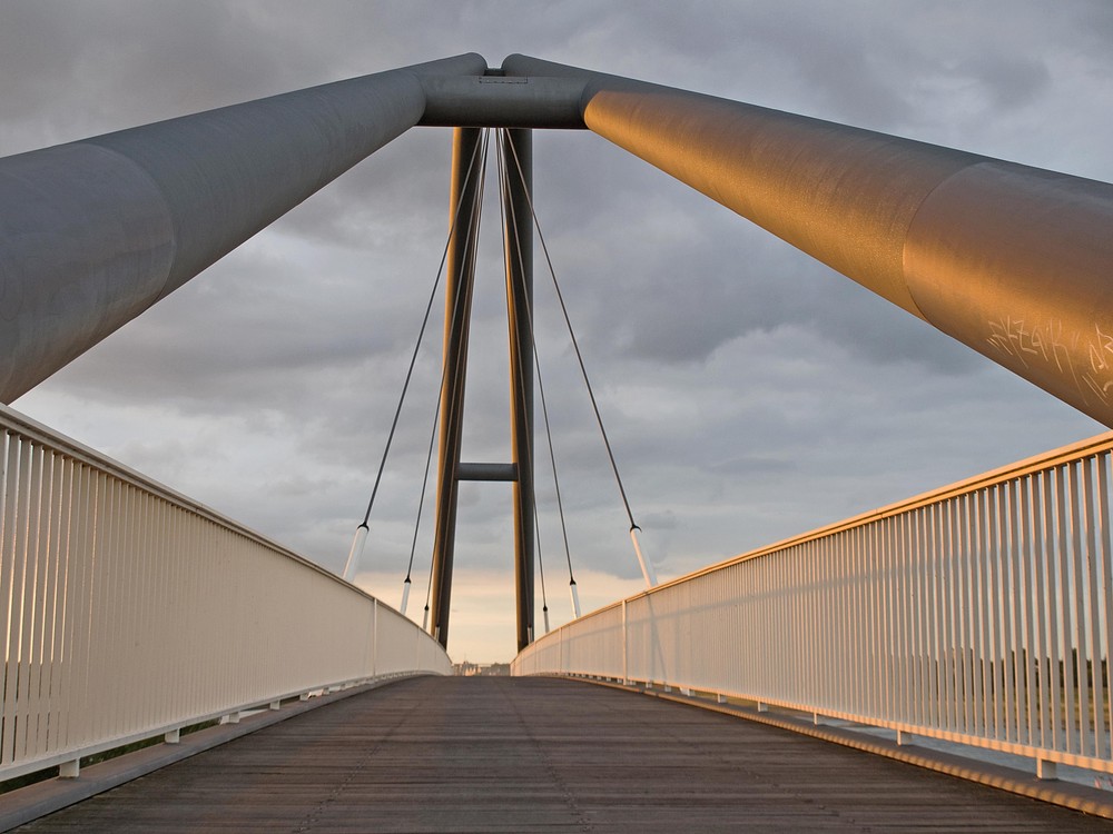 Fußgängerbrücke im Medienhafen