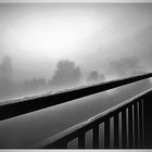 Fußgängerbrücke im Nebel