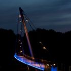 Fußgängerbrücke in blauem Licht